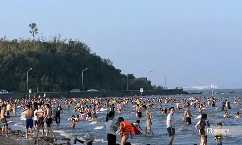 Du khách ùn ùn đổ về Đồ Sơn, ùn tắc hơn 10km