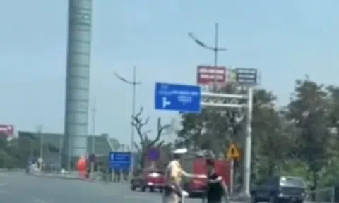 Khởi tố người đàn ông đi vào đường cấm để đón đoàn khách quốc tế, xô đẩy CSGT
