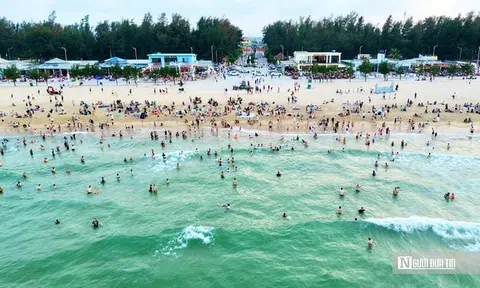 Bãi biển “hồi sinh” sau khi bị mưa bão tàn phá, hút hàng nghìn du khách trong dịp nghỉ lễ