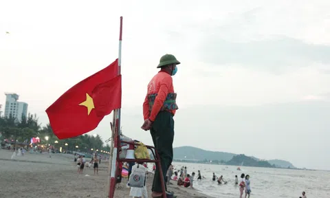 Chuyện của những người âm thầm bảo vệ an toàn cho du khách trong kỳ nghỉ lễ