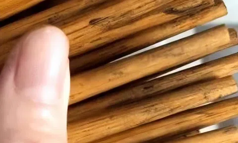 Bác sĩ đến chơi nhà, ngồi vào bàn ăn bỗng thét lên: "Sao lại dùng những đôi đũa này"