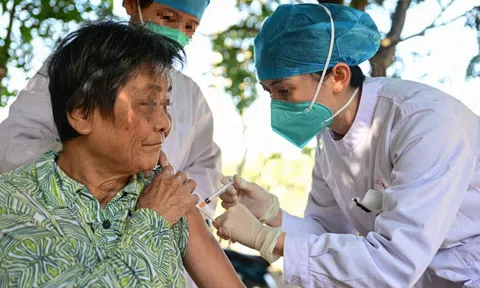 Tại sao người sinh trước năm 1957 thường có miễn dịch sởi tự nhiên: Trường hợp nào vẫn cần tiêm vắc xin sởi?
