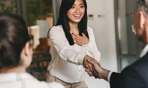 Nhà tuyển dụng hỏi “Nếu có chỗ khác lương cao hơn, bạn có chọn chúng tôi không?”: Người EQ cao không trả lời ‘‘có’’ hoặc ‘‘không’’ mà ghi điểm nhờ câu nói khôn khéo này