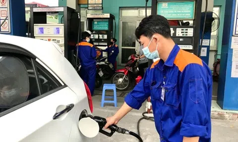 Giá xăng tăng gần 800 đồng/lít
