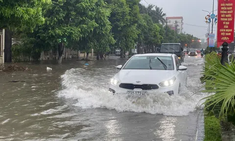 Mưa lớn, nhiều tuyến đường ở Tp.Đồng Hới lại ngập trong nước