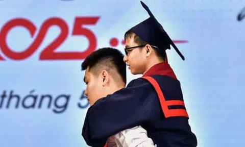 Đôi bạn thân tái hiện hình ảnh '10 năm cõng bạn' tại lễ tốt nghiệp gây xúc động