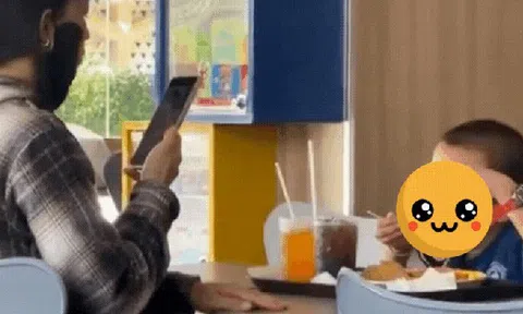 Clip 16 giây của 2 mẹ con trong quán ăn khiến nhiều người bật khóc: Câu nói dối đến khi lớn chúng ta mới hiểu