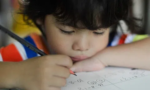 Một kiểu dạy con khiến trẻ "ngoan bất thường" nhưng ẩn chứa nguy cơ bùng nổ cảm xúc, nhiều gia đình đang mắc phải
