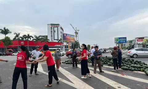 Người dân xứ Nghệ giải cứu hàng tấn dưa hấu cho tài xế xe tải sau tai nạn