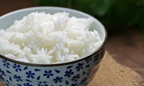 Nếu muốn sống đến năm 90 tuổi, tôi khuyên bạn KHÔNG MUA 4 loại bát ăn cơm "độc hại" này