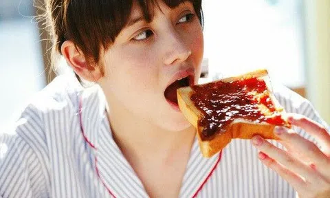 Sáng dậy đói cồn cào cũng không ăn 4 loại bánh mì này: Cắn 1 miếng là tự cộng thêm hàng tá bệnh