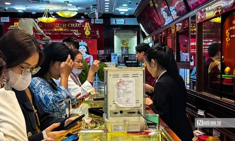 Giá vàng hạ nhiệt, người dân chen chân mua vào
