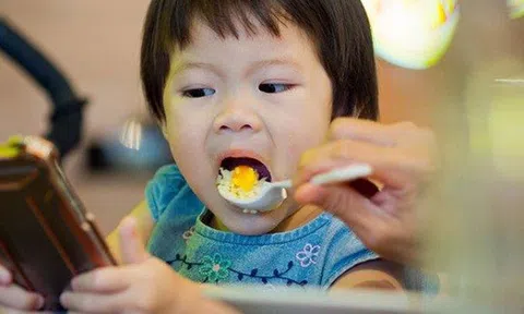 Cha mẹ nào cũng biết TV, điện thoại có hại nhưng vì sao họ vẫn lựa chọn thỏa hiệp với việc cho con sử dụng?