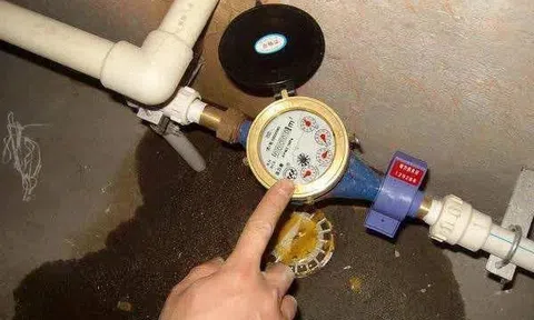 Chuyển đến nhà mới 18 ngày, người phụ nữ nhận hóa đơn tiền nước 140 triệu đồng, yêu cầu kiểm tra thì được thông báo: Đã làm đúng quy trình