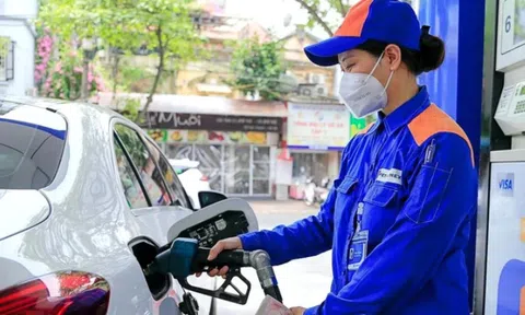 Giá xăng dầu tiếp tục giảm
