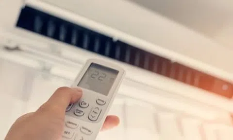 Ngủ phòng kín, bật điều hòa có khiến cơ thể mệt mỏi, rụng tóc?