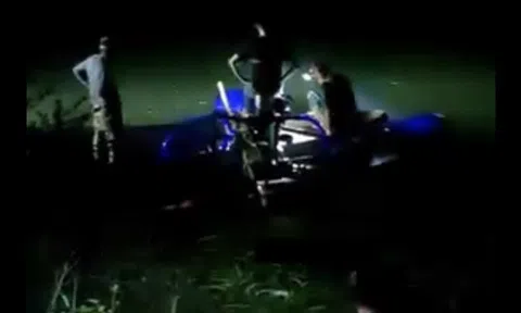 Phát hiện khúc gỗ tiền tỷ dưới lòng suối khi đi bắt cá, lén lút khai quật trong đêm thì bị phát hiện