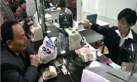 Mang 35 tỷ đồng tiền đền bù đất đi gửi ngân hàng, sáng hôm sau số dư chỉ còn 0 đồng, ngân hàng tuyên bố: "Chúng tôi giúp anh trả nợ đấy!"