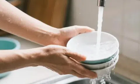 5 sai lầm khi rửa bát khiến cả gia đình mắc ung thư, nhiều người không hay biết vẫn làm mỗi ngày, nhất là cái số 3