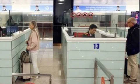 Tạm đình chỉ công tác cán bộ cửa khẩu vì xé thẻ lên máy bay của khách