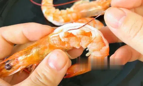 Có cần bỏ chỉ tôm trước khi ăn không? Lão ngư dân tiết lộ câu trả lời, tôi như được "khai sáng"