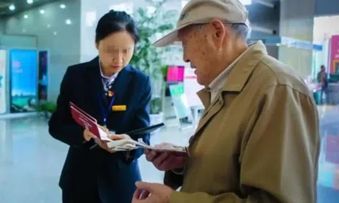 Ông cụ gửi hơn 720 triệu đồng vào tài khoản, 2 ngày sau số dư chỉ còn 0, ngân hàng khẳng định: “Lỗi là của ông”