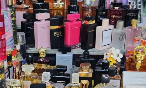 Bên trong khu chợ bán đồ gắn mác Dior, Gucci, Adidas giá vài chục nghìn đồng