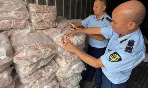 Chặn 1,5 tấn chân gà đông lạnh không rõ xuất xứ đang đi tiêu thụ