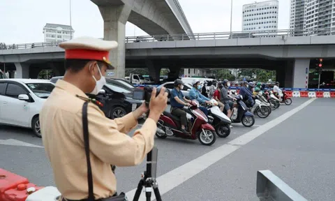 CSGT Hà Nội dùng máy quay, công khai ghi hình phạt nguội xe vi phạm tại 20 điểm