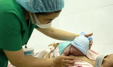Đề xuất kéo dài nghỉ thai sản khi sinh con thứ hai, vi phạm luật Dân số có thể bị phạt đến 100 triệu đồng