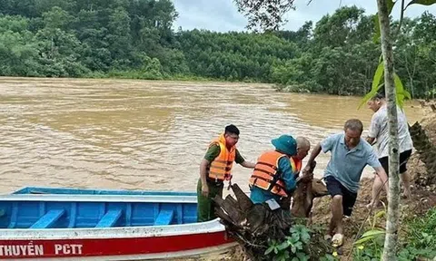 Hà Tĩnh: Bị nước lũ bủa vây, người đàn ông may mắn được cứu