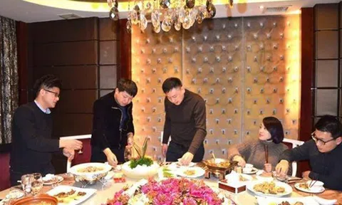 Mời sếp cũ đi ăn nhưng ông kéo theo 10 người nữa, tôi phải thanh toán hoá đơn 40 triệu đồng: 3 tháng sau, nhận được tin nhắn cả đời không quên