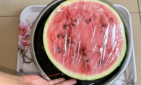 Tôi ngỡ ngàng với mẹo giữ dưa hấu đã bổ tươi ngon cả tuần không cần tủ lạnh từ người nông dân già!