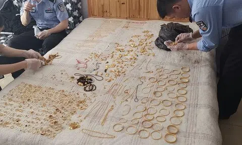 Tịch thu số vàng trị giá 5,7 tỷ đồng giấu trong tường của 1 tòa chung cư