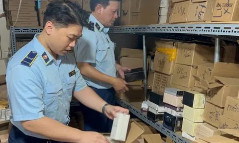 Kho nước hoa nghi giả thương hiệu nổi tiếng giữa phố cổ Hà Nội