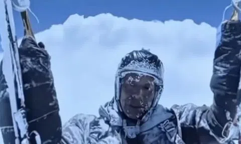 Bị kẹt trong đám mây, người chơi dù lượn suýt chết cóng ở nhiệt độ -40°C