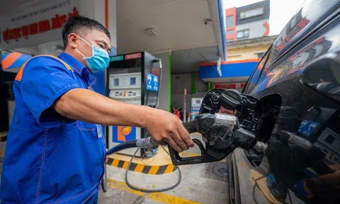 Giá xăng giảm, dầu tăng