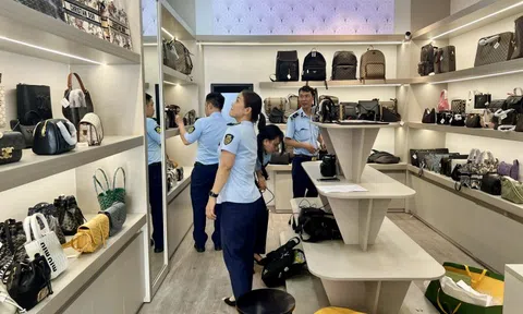 Nhiều cửa hàng thời trang kinh doanh hàng giả tại các tuyến phố du lịch ở Đà Nẵng