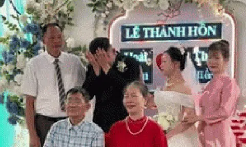 Chú rể ôm mặt khóc nức nở trong đám cưới, cô dâu liên tục vỗ vai an ủi: Xúc động lý do