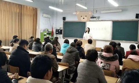 Có 2 kiểu cha mẹ sau mỗi buổi họp phụ huynh: Một bên khiến con sợ hãi, một bên giúp con trưởng thành