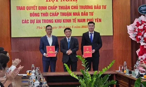 Phú Yên trao quyết định đầu tư 2 dự án động lực