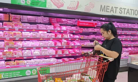 Hình ảnh trái ngược tại các siêu thị TP.HCM sau vụ C.P Việt Nam bị tố bán thịt heo bệnh