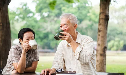 COVID-19 trở lại, khuyến cáo người trung niên và cao tuổi: Ít đụng 2 thứ, ăn nhiều 3 món, làm tốt 4 việc, tăng cường miễn dịch