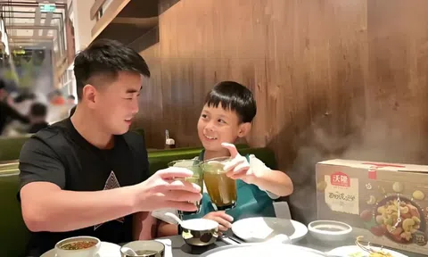2 bố con trò chuyện trong quán ăn, khách bàn bên nghe được 1 câu, vội đăng lên MXH: Cách dạy con này lạ quá!