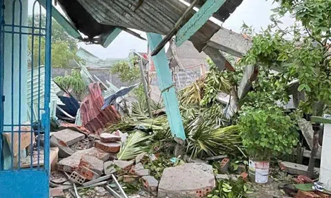 Bế cháu ra sân lấy quần áo, tường bỗng sập khiến 2 bà cháu tử vong