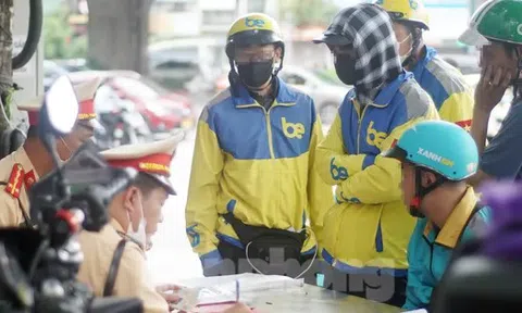 Hà Nội: Hàng loạt tài xế bị xử phạt vì ‘leo’ xe máy lên vỉa hè, đi ngược chiều