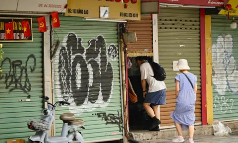 Hàng loạt gian hàng giữa "đất vàng" phố cổ Hà Nội đồng loạt im lìm lạ thường, một chủ nhà lên tiếng bất ngờ về "hàng nhái"