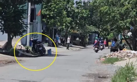 Đang đi xe máy, người đàn ông bất ngờ loạng choạng tay lái, ngã xuống đường tử vong