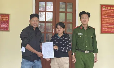 Giao trả gần 1 tỷ đồng cho người chuyển nhầm vào tài khoản ngân hàng