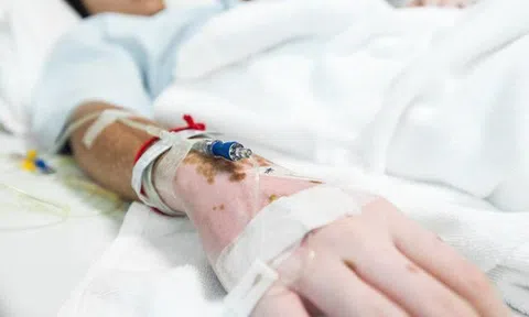 Người đàn ông 35 tuổi bàng hoàng vì phải cắt bỏ thận trái, bật khóc khi biết "thủ phạm" là 3 thói quen ăn